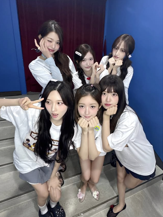 아이브 공식 인스타그램 계정에 올라 온 멤버 가을 크록스 착용 모습. SNS 화면 갈무리