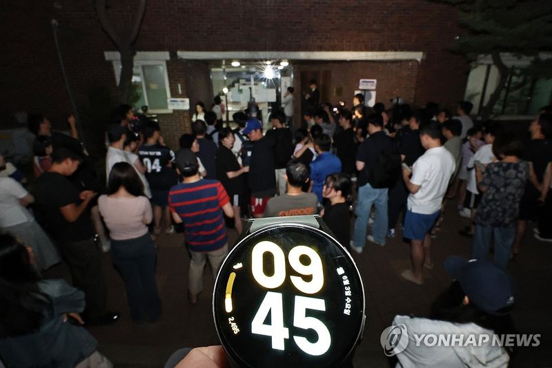 투표용지 부족으로 오후 10시까지 투표시간 연장 (출처=연합뉴스)