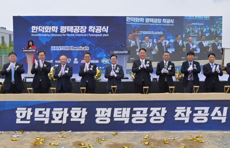 정승원 롯데정밀화학 대표이사(왼쪽부터), 이영준 롯데케미칼 대표이사, 요코타 도쿠야마 회장, 노준형 롯데지주 대표이사, 김능식 경기경제자유구역청 청장, 이성호 평택시 부시장, 호소이 도요 대표이사, 테라니시 도쿠야마 부문장, 안효택 한덕화학 대표이사가 19일 경기도 평택 포승(BIX)지구에서 반도체 현상액 생산공장 착공식에 참석해 기념촬영을 하고 있다. 롯데케미칼 제공