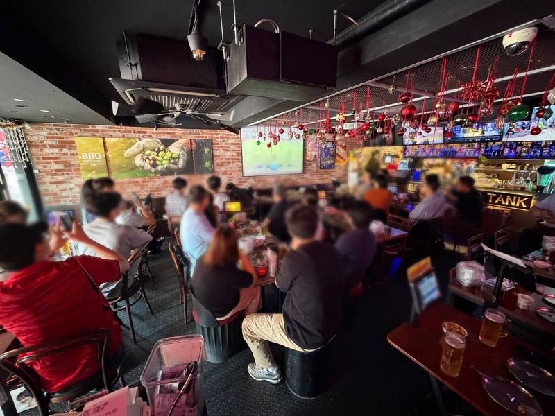 6월 19일 오전 BBQ 홍대반가점에서 월드컵 멕시코전을 맞아 치킨을 먹으며 단체관람을 즐기고 있다.(제너시스BBQ 그룹 제공)