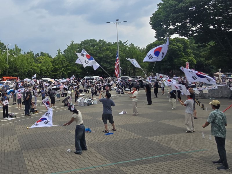 6·3 지방선거 투표용지 부족 사태로 인한 '개표소 봉쇄 시위'가 계속되고 있는 19일 서울 송파구 올림픽공원 핸드볼경기장 출입문 앞에서 참가자들이 구호를 외치고 있다. 사진=서지윤 기자