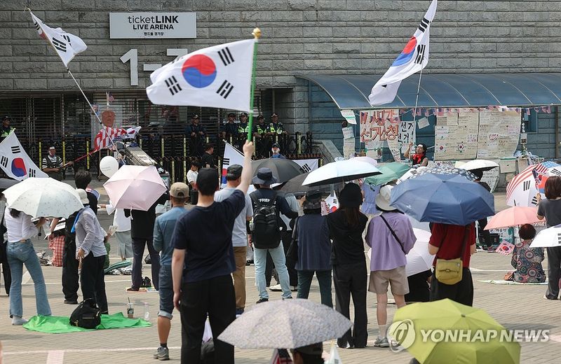 개표소 봉쇄 시위 계속 (출처=연합뉴스)