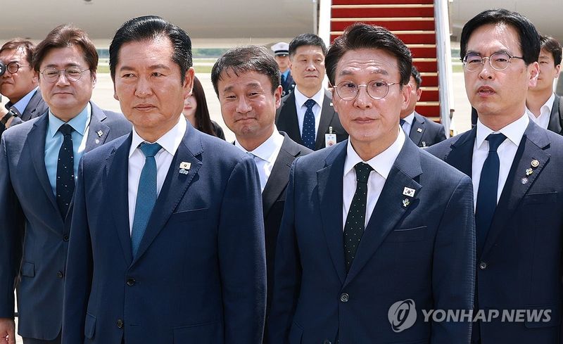이재명 대통령 영접 나온 정청래 대표와 김민석 총리 (출처=연합뉴스)