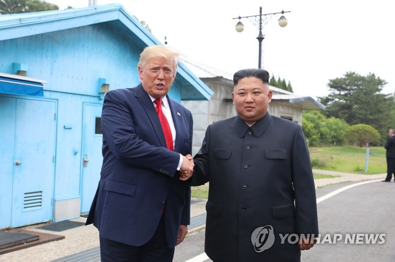 지난 2019년 6월 판문점서 만난 북미 정상 (출처=연합뉴스)