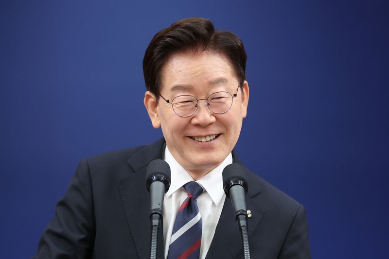 이재명 대통령이 19일 청와대 춘추관에서 열린 유럽·G7 순방 결과 브리핑에서 취재진 질문에 답변하며 미소짓고 있다. 2026.6.19 ⓒ 뉴스1 이재명 기자