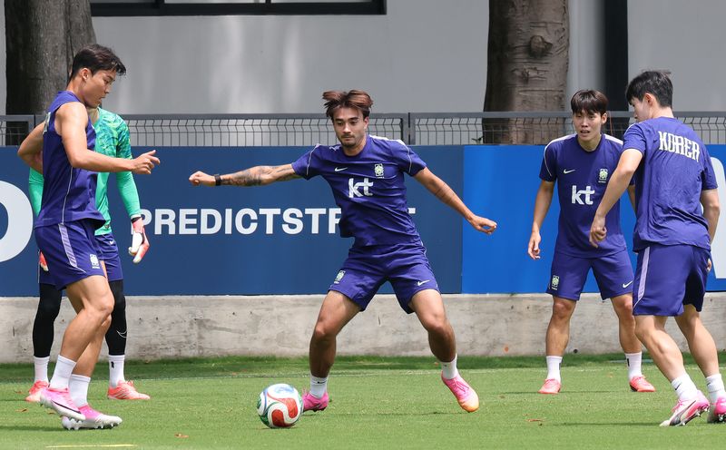 (과달라하라(멕시코)=뉴스1) 임세영 기자 = 대한민국 축구 국가대표팀 옌스 카스트로프를 비롯한 선수들이 19일(현지시간) 멕시코 과달라하라 인근 사포판에 위치한 베이스캠프 훈련장 치바스 바예 베르데에서 회복 훈련을 하고 있다. 2026.6.20/뉴스1 /사진=뉴스1화상