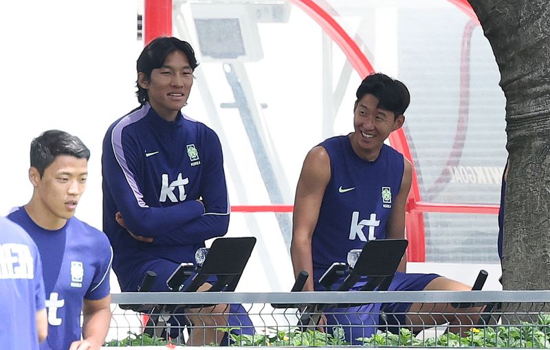 대한민국 축구 국가대표팀 손흥민과 김승규가 지난 19일(현지시간) 멕시코 과달라하라 인근 사포판에 위치한 베이스캠프 훈련장 치바스 바예 베르데에서 회복 훈련을 하고 있다.뉴스1