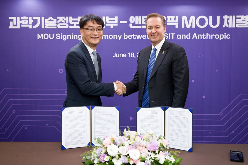 [서울=뉴시스]이도규 과학기술정보통신부 정보통신정책실장과 크리스 차우리 앤트로픽 글로벌총괄이 18일 열린 'AI 안전성 확보 및 사이버보안 분야 협력을 위한 업무협약식' 에서 명함을 교환하고 있다. (사진=과기정통부 제공) *재판매 및 DB 금지