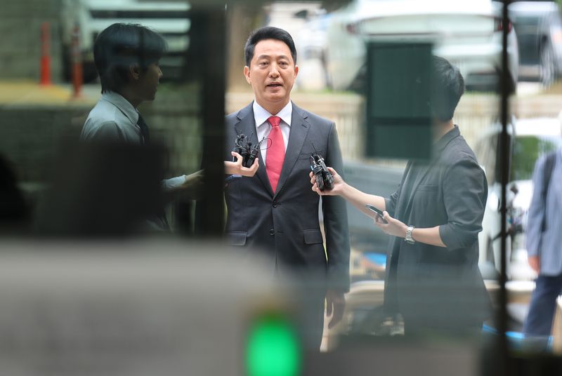 오세훈 서울시장이 17일 서울 서초구 서울중앙지방법원에서 열린 여론조사비 대납 의혹 관련 결심 공판에 출석하며 입장을 밝히고 있다. 2026.6.17 ⓒ 뉴스1 오대일 기자