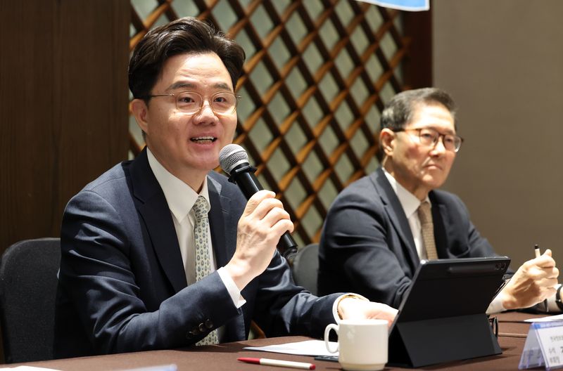 [서울=뉴시스] 이영환 기자 = 김진수 한국정보보호산업협회 신임 회장 내정자가 24일 오후 서울 서초구 엘타워에서 열린 2026 한국정보보호산업협회 상반기 기자간담회에 참석해 인사말을 하고 있다. 2026.02.24. 20hwan@newsis.com