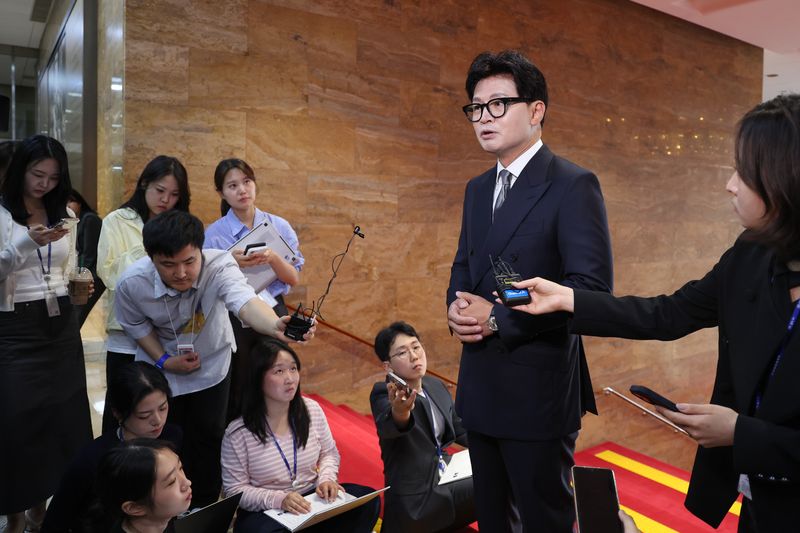 한동훈 무소속 의원이 6월 11일 서울 여의도 국회에서 본회의장에 들어가기 전 취재진 질문에 답하고 있다. 뉴스1
