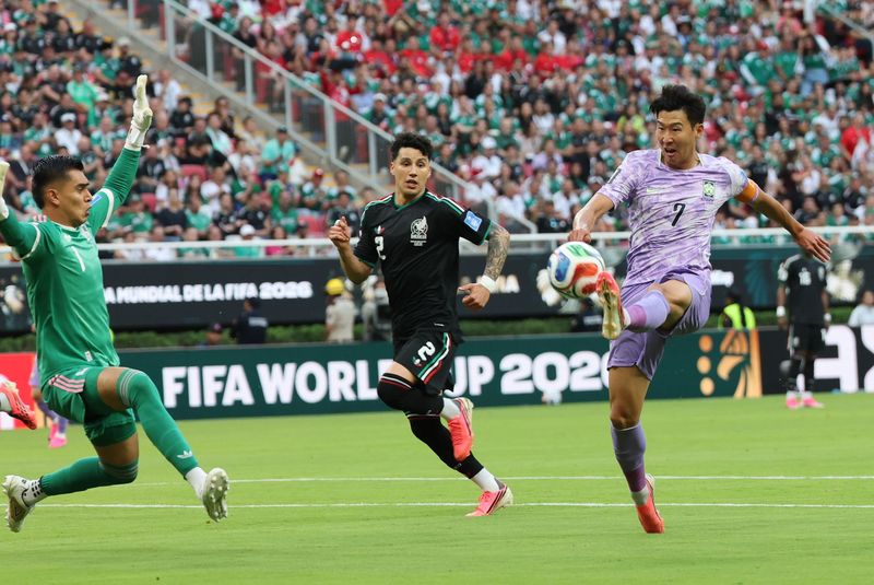 대한민국 축구국가대표팀 손흥민이 18일(현지시간) 멕시코 과달라하라 스타디움에서 열린 2026 북중미 월드컵 A조 조별리그 2차전 대한민국과 멕시코의 경기에서 슈팅을 하고 있다. 2026.6.19 ⓒ 뉴스1 박지혜 기자