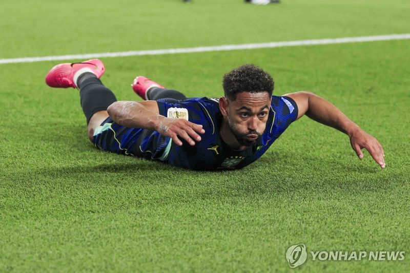 서핑 세리머니를 하는 마테우스 쿠냐 (출처=연합뉴스)