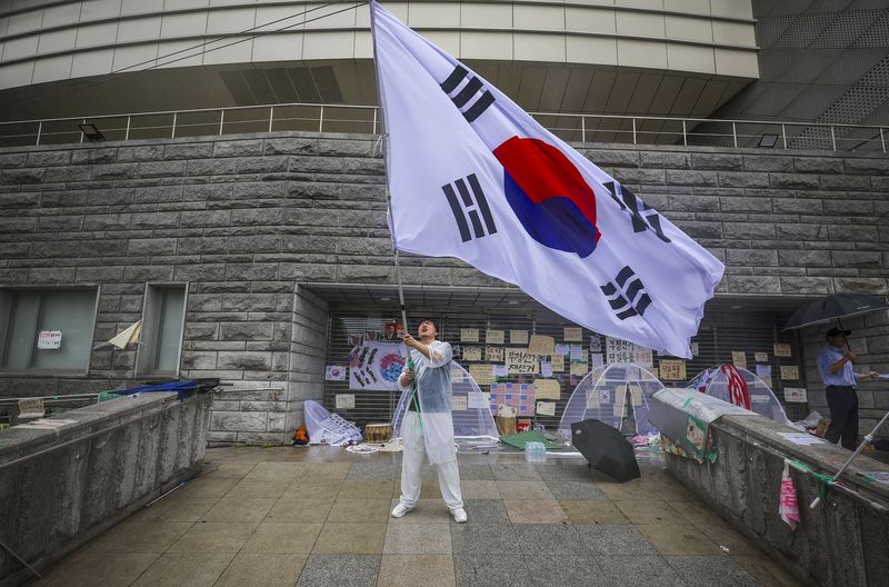 [서울=뉴시스] 정병혁 기자 = 투표용지 부족 사태에 항의하는 개표소 봉쇄 시위가 계속되고 있는 20일 서울 송파구 올림픽공원 핸드볼경기장 개표소에서 시민들이 구호를 외치고 있다. 2026.06.20. jhope@newsis.com