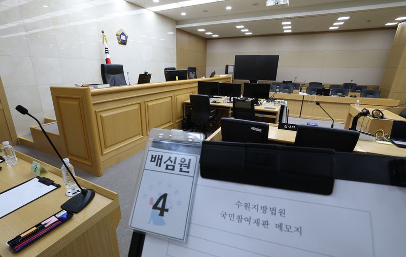 이화영 전 경기도 평화부지사의 이른바 '연어 술파티' 위증 등 혐의 사건 국민참여재판을 사흘 앞둔 5일 국민참여재판이 열릴 경기 수원시 영통구 수원지방법원 204호 대법정이 언론에 공개되고 있다. 이 전 부지사 국민참여재판은 오는 8일부터 19일까지 주말을 제외한 10일간, 역대 최장기 국민참여재판에 들어갈 예정이다. 2026.6.5 ⓒ 뉴스1 김영운 기자
