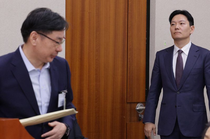 이화영 전 경기도 평화부지사(왼쪽)가 14일 서울 여의도 국회 법제사법위원회에서 열린 법무부 등에 대한 국정감사에서 의원 질의를 마친 후 자신의 대북 송금 사건을 수사했던 박상용 법무연수원 교수를 지나치고 있다. 2025.10.14 ⓒ 뉴스1 신웅수 기자