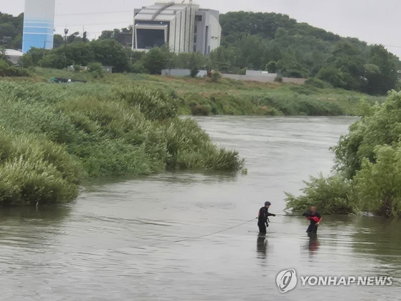 불어난 강물에 고립된 낚시객 (출처=연합뉴스)