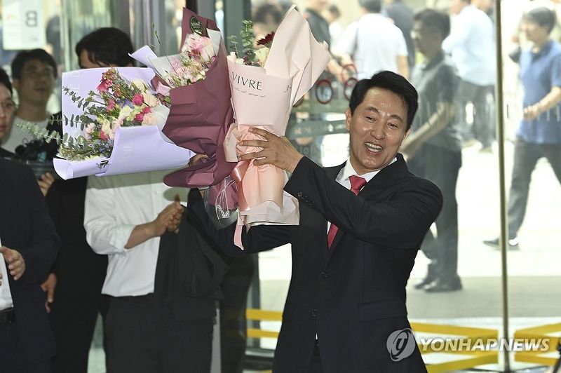 시청 출근하며 꽃다발 받은 오세훈 서울시장 (출처=연합뉴스)