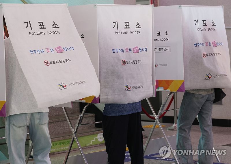 투표하는 유권자 (출처=연합뉴스)