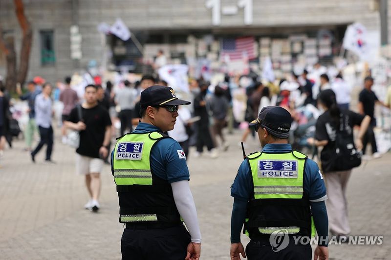 시위 현장 부근에 배치된 경찰 (출처=연합뉴스)