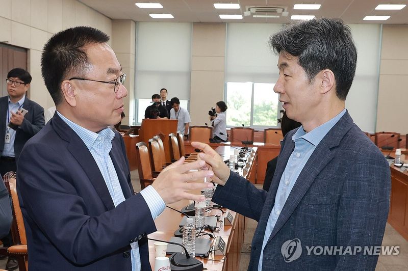 대화하는 선관위 국조특위 여야 간사 (출처=연합뉴스)