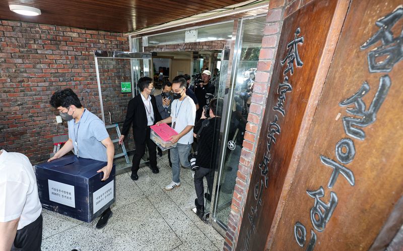 [서울=뉴시스] 황준선 기자 = 김지연 서울동부지방법원 부장판사와 관계자들이 지난 10일 오후 6·3 지방선거 투표용지 부족 사태가 발생한 잠실7동 제2투표소였던 서울 송파구 우성아파트 노인정의 현장 검증을 마친 뒤 증거물을 들고 현장을 나서고 있다. 2026.06.21. photo@newsis.com