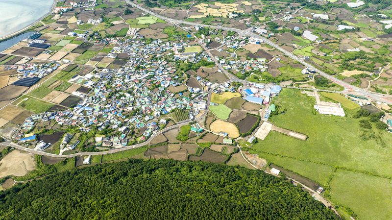 [제주=뉴시스] 임재영 기자 = 제주시 구좌읍 종달리 마을 모습을 지난 13일 상공에서 촬영했다. 이 마을 일대에 철기시대부터 탐라시대에 이르기까지 해상무역의 근거지로 추정되는 유물이 분포하고 있다. 2026.06.21. ijy788@newsis.com