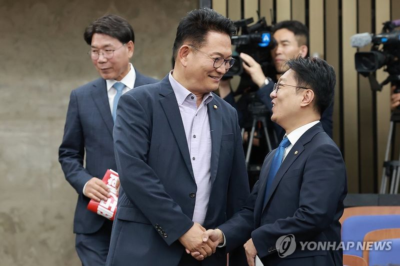 인사 나누는 민주당 송영길 의원과 김남준 의원 (출처=연합뉴스)
