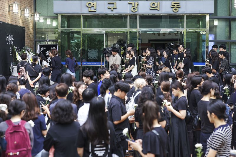 [서울=뉴시스] 정병혁 기자 = 서이초 순직교사 1주기인 18일 서울 서초구 서울교육대학교에서 열린 교사유가족협의회, 초등교사노동조합 2024 순직교사 추모행사를 찾은 교사 및 시민들이 헌화를 하기 위해 줄 서 있다. 2024.07.18. jhope@newsis.com