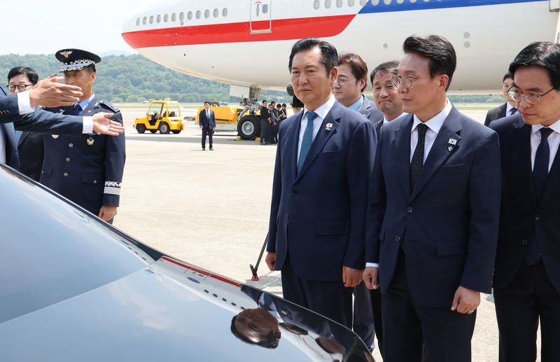 김민석 국무총리와 정청래 더불어민주당 대표가 지난 18일 경기 성남 서울공항에 도착한 이재명 대통령 탑승 차량을 바라보고 있다. 2026.6.18 ⓒ 뉴스1 허경 기자