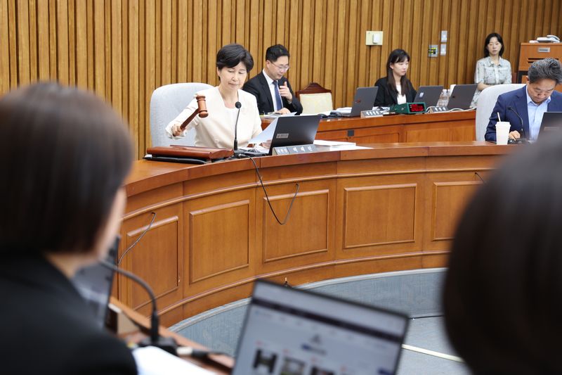 백혜련 위원장이 18일 서울 여의도 국회에서 열린 국무총리(한성숙)임명동의에관한인사청문특별위원회 전체회의에서 의사봉을 두드리고 있다. 2026.6.18 ⓒ 뉴스1 신웅수 기자