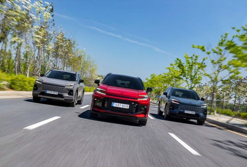 인천 영종도에서 촬영된 도요타 '올 뉴 RAV4'의 (왼쪽부터) HEV LIMITED, PHEV GR 스포츠, PHEV XSE 모델(한국토요타자동차 제공). 2026.6.19.