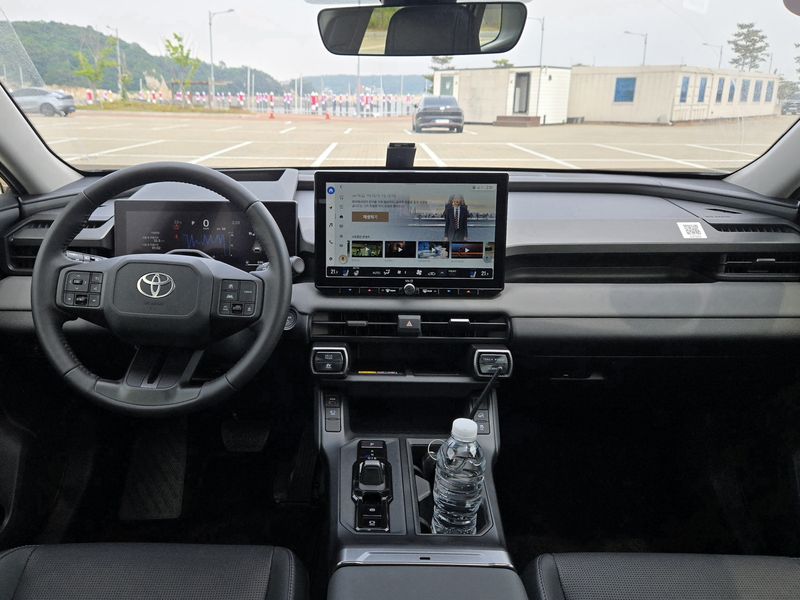 인천 영종도에서 촬영한 도요타 '올 뉴 RAV4' HEV LIMITED 모델의 1열 실내 모습. 센터 디스플레이에 LG유플러스의 다양한 영상 콘텐츠를 즐길 수 있는 '도요타 TV'가 보인다. 2026.6.19/뉴스1 김성식 기자