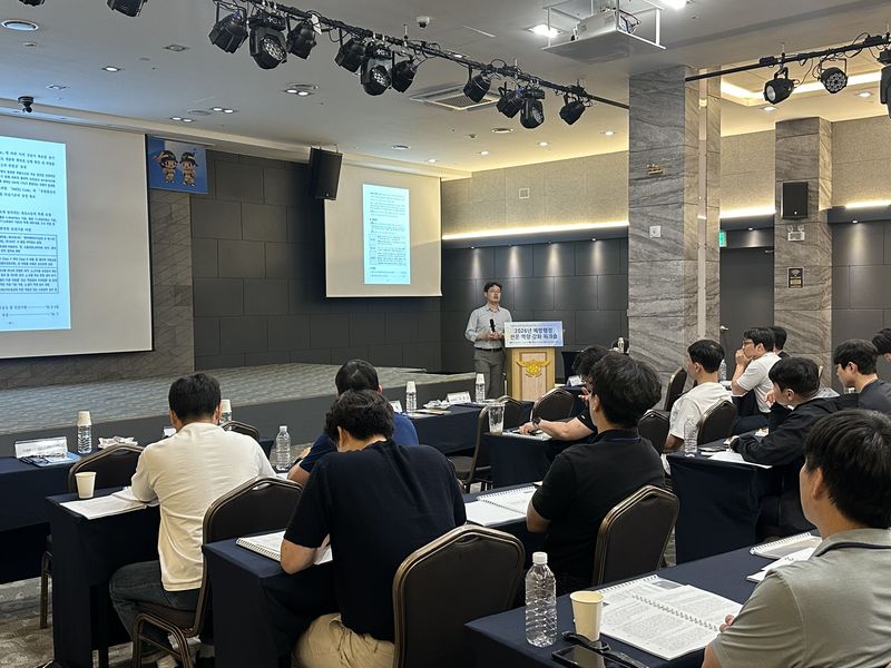 제주도 소방안전본부가 18~19일 개최한 예방행정 전문역량 강화 워크숍에서 도내 소방서 예방업무 담당자들이 소방관계법령과 현장 적용 사례 교육을 받고 있다. /사진=제주특별자치도 소방안전본부 제공