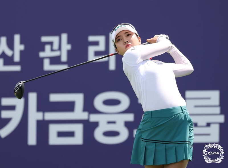 장은수가 21일 경기 안산시 더헤븐 컨트리클럽에서 열린 인카금융 더 헤븐 마스터즈 최종 라운드 2번홀에서 티샷하고 있다. KLPGA 제공