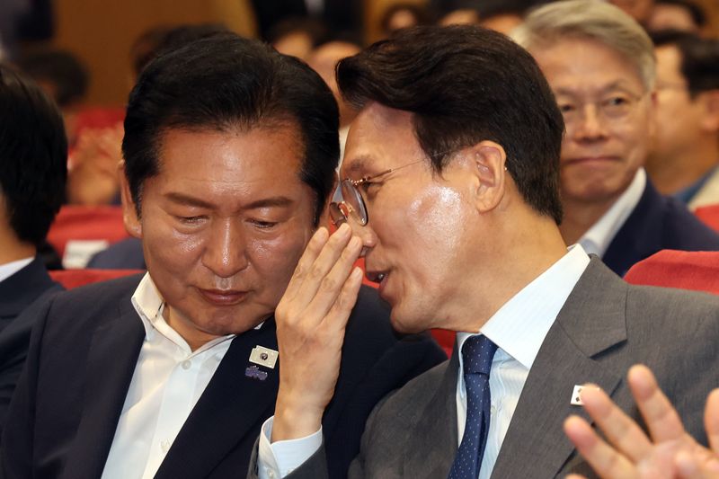 김민석 국무총리와 정청래 더불어민주당 대표가 21일 오후 서울 여의도 국회 의원회관에서 열린 '2026 6·3지방선거 단체장 당선자 워크숍'에서 대화를 나누고 있다. 2026.6.21 ⓒ 뉴스1 황기선 기자