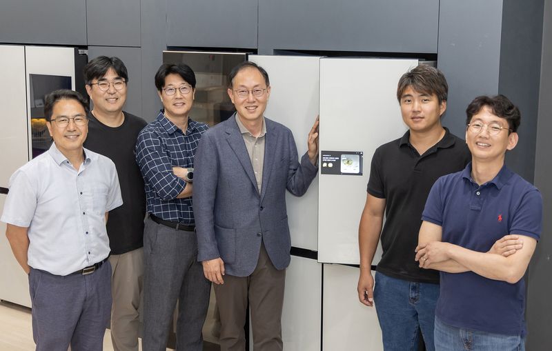 삼성전자 생활가전사업부 냉장고개발그룹 임직원들이 파이낸셜뉴스와의 인터뷰에서 삼성전자의 펠티어 냉장고 기술에 대해 설명하고 있다. 왼쪽부터 삼성전자 DA사업부 냉장고개발그룹 양병관 프로, 정하진 프로, 고성복 랩장, 윤원재 상무, 윤세진 프로, 차상열 프로. 삼성전자 제공