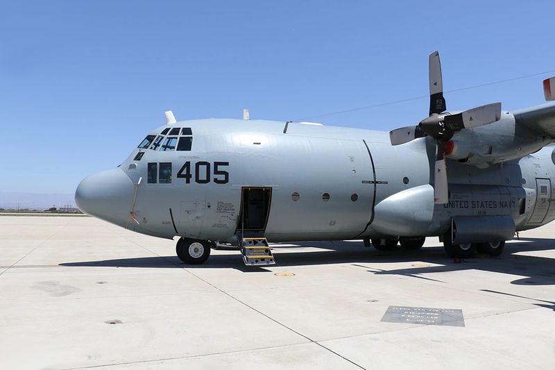 제30항공시험평가비행대(VX-30) 소속 KC-130T 허큘리스(Hercules) 수송기가 지난해 8월 6일 캘리포니아 벤투라 카운티 해군기지 활주로에 대기하고 있다. 이 항공기는 '탈리스만 세이버 2025(Talisman Sabre 2025)' 훈련 기간 중 대리 미사일 플랫폼(Surrogate Missile Platform)으로 활용되어, 미 육군 최초의 해외 타이폰 미사일 시스템 발사를 지원했다. 미 공군·미 국방영상정보배포서비스(DVIDS) 캡처