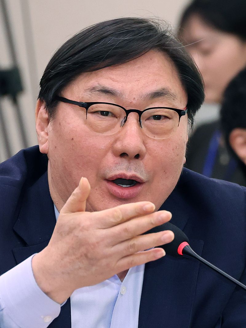 [서울=뉴시스] 김금보 기자 = 쌍방울 대북 송금 사건으로 유죄를 선고받아 수감 중인 이화영 전 경기도 평화부지사가 14일 서울 여의도 국회 '윤석열정권정치검찰조작기소의혹사건진상규명국정조사특별위원회'에서 열린 청문회에 증인으로 출석해 발언을 하고 있다. 2026.04.14. kgb@newsis.com
