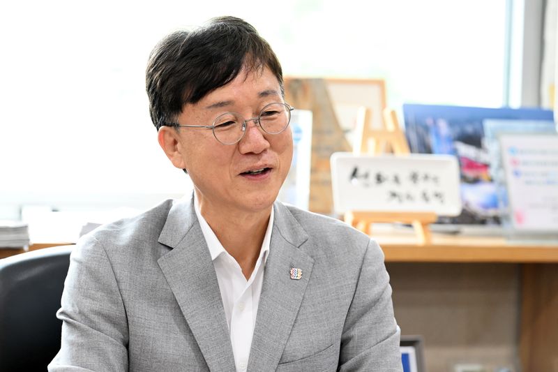 이민근 안산시장이 취재진과 인터뷰를 나누는 모습.(안산시 제공)