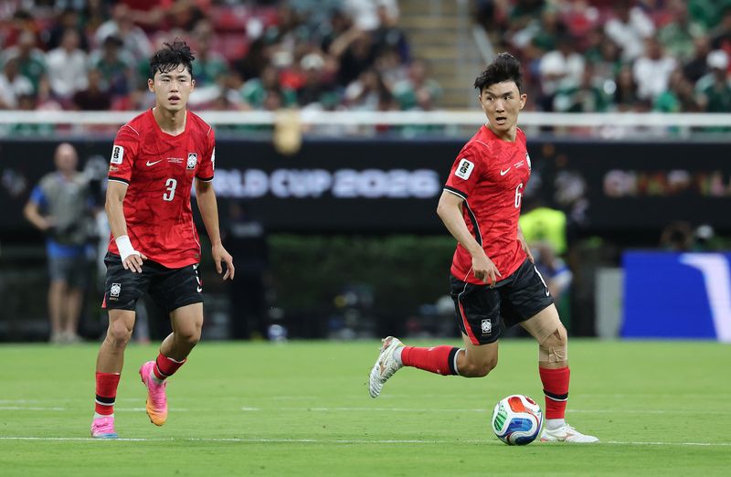 대한민국 축구국가대표팀 황인범이 11일(현지시간) 멕시코 할리스코주 사포판 과달라하라 스타디움에서 열린 2026 북중미 월드컵 A조 조별리그 1차전 대한민국과 체코 경기에서 드리블을 하고 있다. 이날 경기는 대한민국 체코를 상대로 2-1로 승리했다. 뉴스1