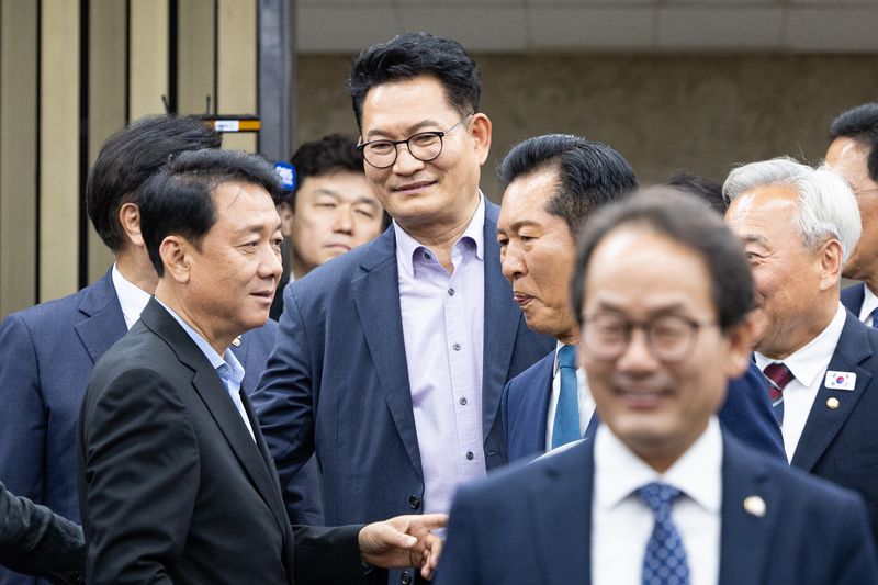 정청래 더불어민주당 대표와 송영길 의원을 비롯한 의원들이 18일 서울 여의도 국회에서 열린 의원총회에서 대화하고 있다. 2026.6.18 ⓒ 뉴스1 유승관 기자