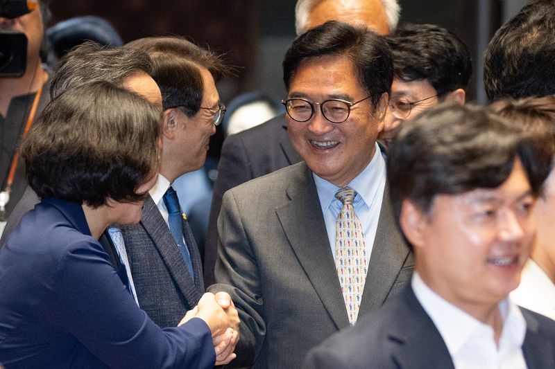 우원식 전 국회의장이 지난 5일 서울 여의도 국회에서 열린 더불어민주당 의원총회에 참석해 의원들과 인사하고 있다. 2026.6.5 ⓒ 뉴스1 유승관 기자