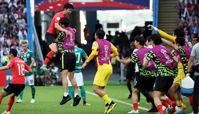 대한민국 축구대표팀 손흥민이 27일 오후(현지시간) 러시아 카잔 아레나에서 열린 2018 러시아월드컵 F조 최종전 독일과의 경기에서 비디오 판독 끝에 김영권의 골이 최종 선언되자 환호하고 있다. 2018.6.27 ⓒ 뉴스1 오대일 기자