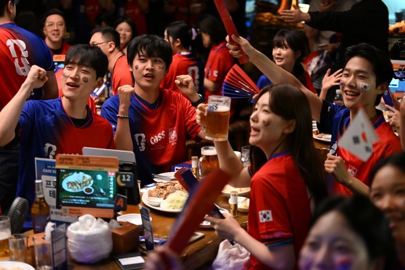 홀란 머리끈만 흥행?..한국 탈락에 유통가 '울상' [트렌드 레시피]