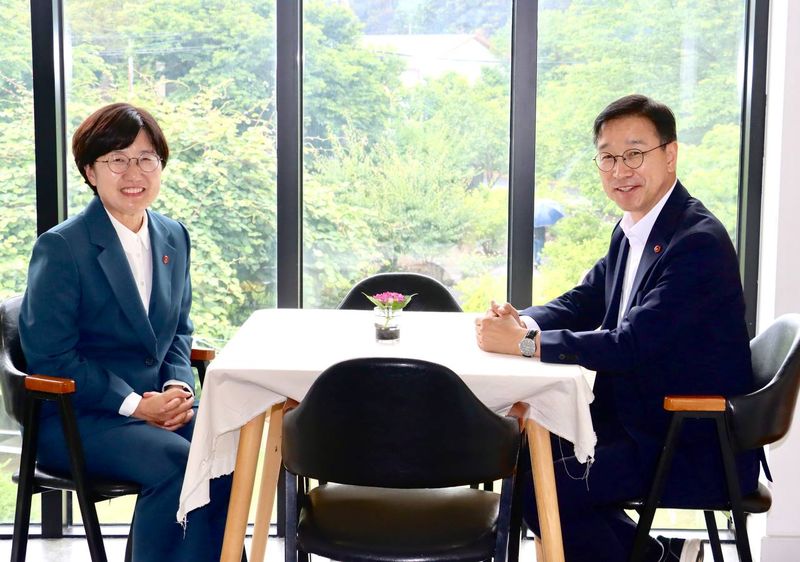 왼쪽부터 고의숙 제주도교육감 당선인과 위성곤 제주도지사 당선인. 제40대 제주도지사직 인수위원회는 24일 고의숙 교육감 당선인 인수위원회 등과 정책간담회와 토론회를 열고 민선 9기 주요 과제를 정리한다. /사진=위성곤 당선인 측 제공