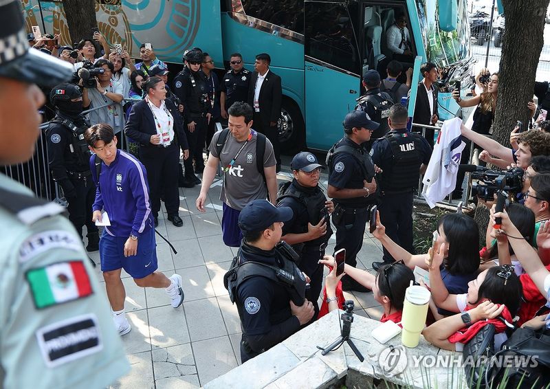 몬테레이 도착한 손흥민 (출처=연합뉴스)