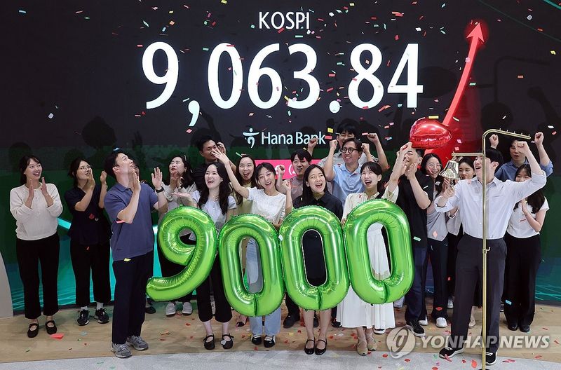지난 18일 서울 중구 하나은행 본점 딜링룸에서 직원들이 코스피 9000 돌파 축하 세리머니를 하고 있다. 이날 코스피는 199.60p(2.25%) 오른 9063.84로 마감했다. 연합뉴스