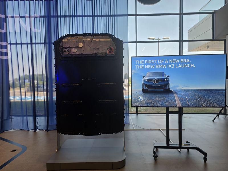 BMW 코리아의 차세대 프리미엄 순수전기차 더 뉴 BMW iX3에 장착된 배터리 팩 모습. 사진=김학재 기자
