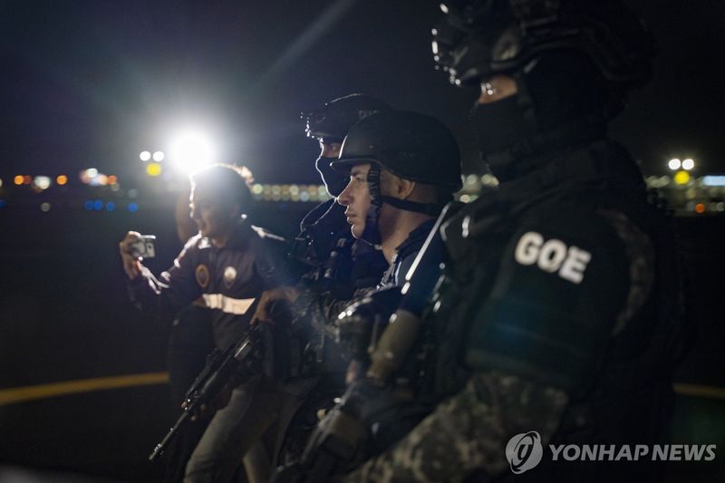 범죄와의 전쟁 중인 에콰도르 경찰 (출처=연합뉴스)